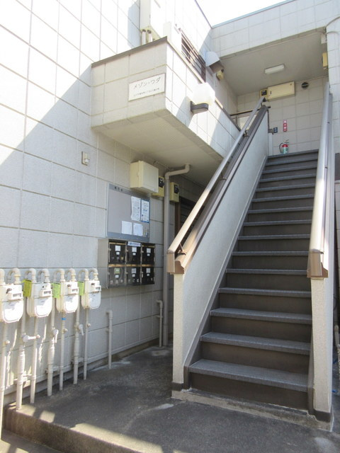 メゾンワダのエントランス|★入居後安心の２４時間管理サポート★