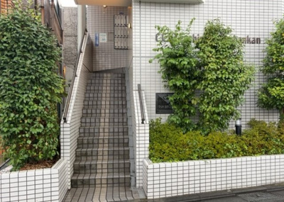 【エントランス】 | クリオ淵野辺参番館 | マンションのエントランスには、もともと風よけや防犯の役割がありますが、マンションによって宅配ボックスなどの設備が備わっている所もあります。日々の生活をイメージしながら生活しやすさをチェックしましょう。