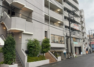 【外観】 | クリオ淵野辺参番館 | 外観はマンション管理がされているかの目安になります。築年数が古いと、壁面は劣化してひび割れが生じることも！建物が古びていても細かいところが修繕されていると、きちんと管理されているなぁと感じるでしょう。