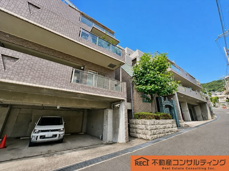 プリオーレ御影山の手A棟の駐車場
