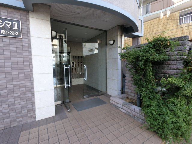 リリーパレスナルシマⅢのエントランス