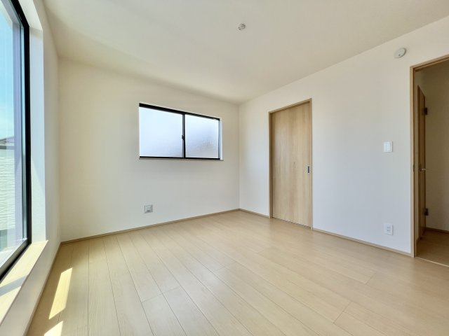 磐田市 中泉西新町の洋室|2階 約7.0帖の洋室は二面採光で明るく、主寝室として活用してはいかがでしょうか♫