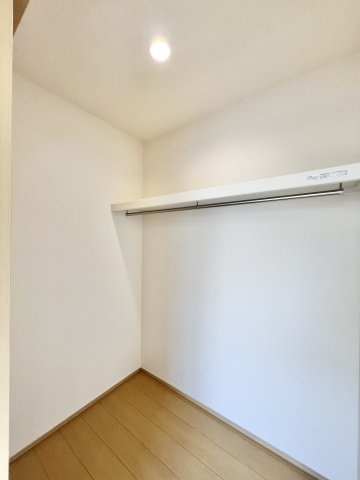 磐田市 中泉西新町の収納|約7.0帖に備え付けてある大きなウォークインクローゼットは、沢山収納できいつでもお部屋をスッキリとできます。