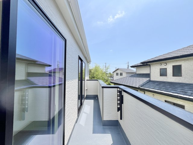 磐田市 中泉西新町のバルコニー|長いバルコニーで晴れた日には、沢山のお洗濯物や家族分のお布団などが干せ気持ちが良いですね☆