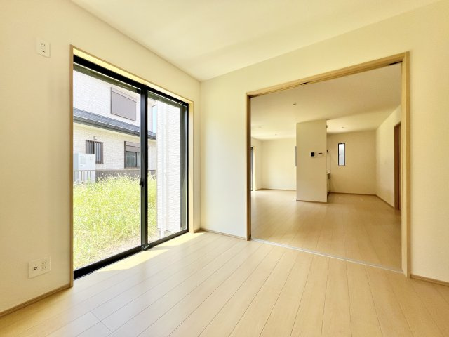 磐田市 中泉西新町の洋室|リビングの隣にある約5.25帖の洋室は、来客用のお部屋としても活用できますね。