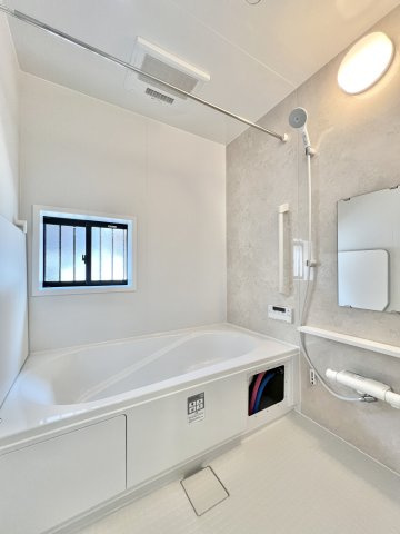 磐田市 中泉西新町の浴室|白で統一された浴室は、ゆったりのんびりと入れる広さになっており、換気窓が付いているのでカビの予防対策もできますね。