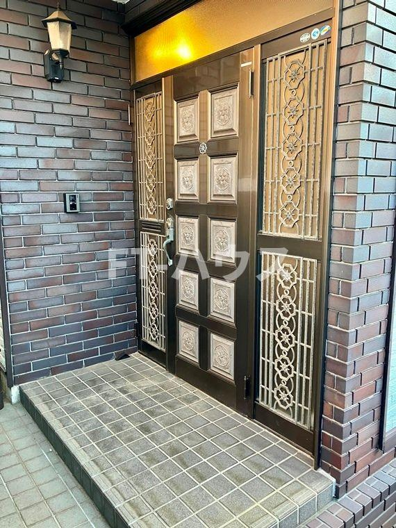 三山戸建の玄関