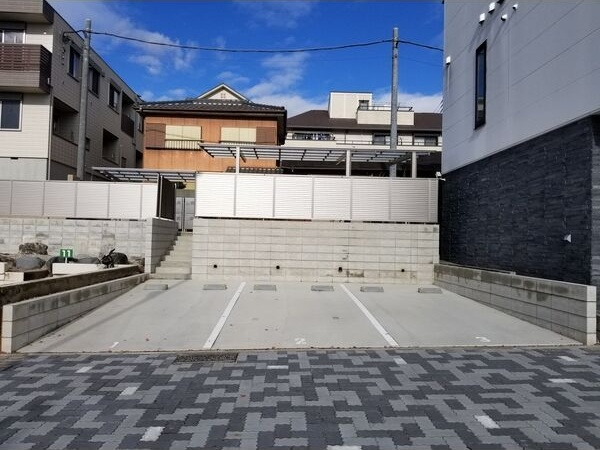 ヒルサイド見附町の駐車場