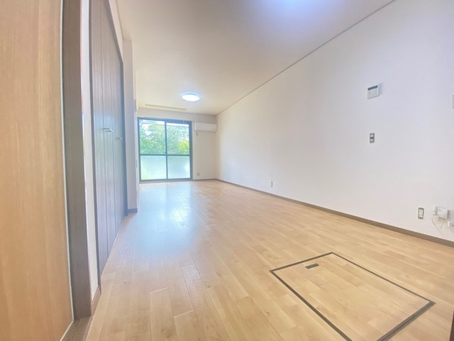 宗像市日の里３丁目のアパートの居間・リビング