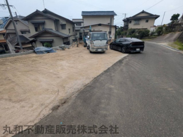広島市佐伯区八幡２丁目　新築一戸建ての前面道路含む現地写真