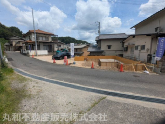 広島市佐伯区八幡２丁目　新築一戸建ての前面道路含む現地写真