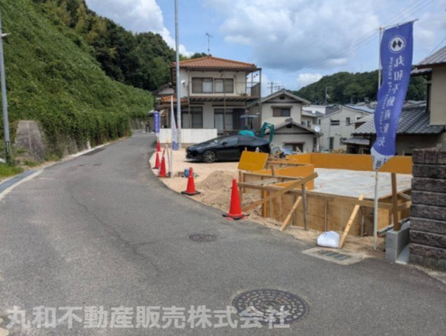 広島市佐伯区八幡２丁目　新築一戸建ての前面道路含む現地写真