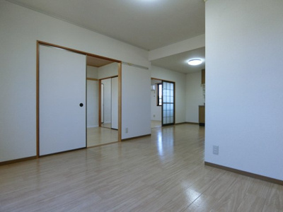 【居間・リビング】 | クレールパストラルA棟 | イメージ203号室の写真（反転あり）
