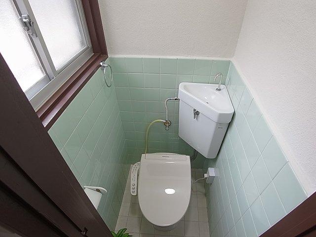 鈴蘭台東町４丁目貸家のトイレ|小窓付トイレはウォシュレット