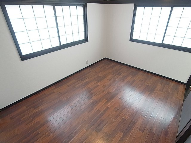 鈴蘭台東町４丁目貸家の洋室|2面彩光の洋室6帖