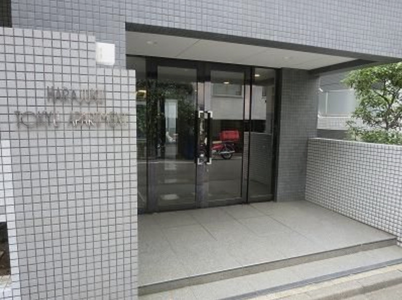 原宿東急アパートメントのエントランス
