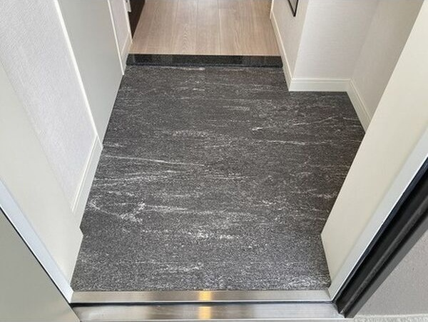 TEAL RESIDENCE BAYの玄関