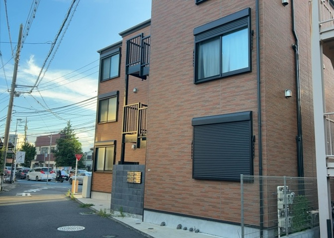 【外観】 | 厚木市旭町３丁目アパート | 現地に行くなら、物件の周囲の地形がどうなっているかを見ることも大切です。周辺より低くなっている土地では、大雨などで水が集まりやすいため、地盤が弱くなっているということも考えられるため、注意が必要です。
