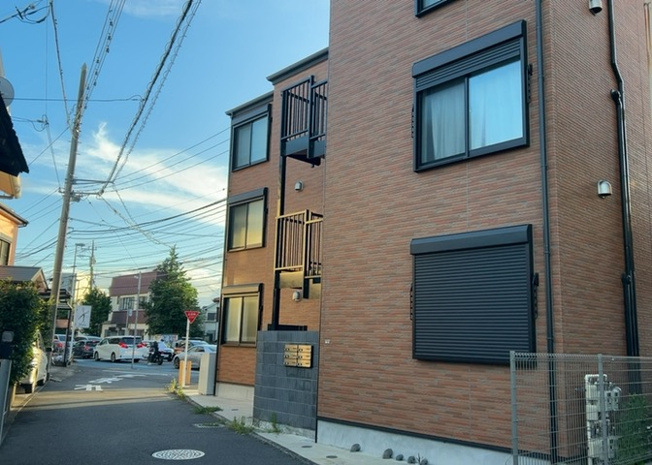 【外観】 | 厚木市旭町３丁目アパート | 物件の詳細については、現地を見てわかること以外に、役所や法務局などで調べないとわからないことがあります。そのため、現地に行く場合は、もしこの物件を買ったらどのような生活ができるかをイメージしましょう。