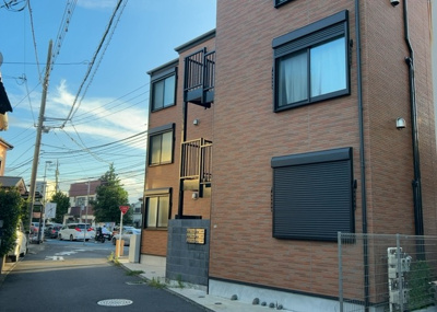【外観】 | 厚木市旭町３丁目アパート | 隣家の土地はどうなっているのか、生活利便施設が近くにあるのか、学校まで近いかなど、お客様のライフスタイルにあわせたイメージが重要です。また、近くにあると困る施設が近くにないかも確認するといいでしょう。