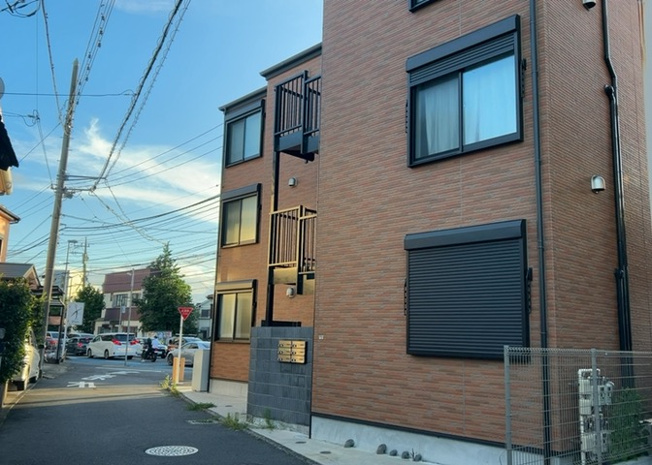 【外観】 | 厚木市旭町３丁目アパート | 隣家の土地はどうなっているのか、生活利便施設が近くにあるのか、学校まで近いかなど、お客様のライフスタイルにあわせたイメージが重要です。また、近くにあると困る施設が近くにないかも確認するといいでしょう。