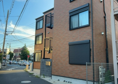 【外観】 | 厚木市旭町３丁目アパート | 人が暮らすうえで日光は大切な要素となります。日当たりの良さは譲れないポイントですね。併せて近くに大きな建築物の建築予定がないか、あるいはそれが可能な土地が近くにないか事前に確認することもお勧めします。