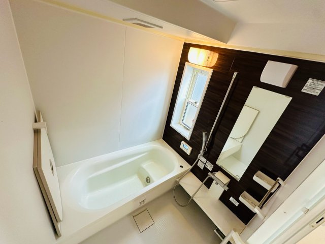 【中古戸建】前橋市堤町の浴室|■浴室｜デザイン性に優れた浴室♪1日の疲れを癒す、ゆったりとしたバスタイムをぜひお過ごしください(*＾＾*)大きな窓付きで嬉しい♪