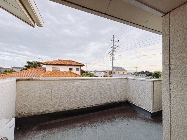 【中古戸建】前橋市堤町のバルコニー|■バルコニー｜普通のバルコニーより広い仕様のバルコニー。洗濯物やお布団だけでなく雨の日にたまった洗濯物はもちろん、プランターを置くことで家庭菜園も可能です♪