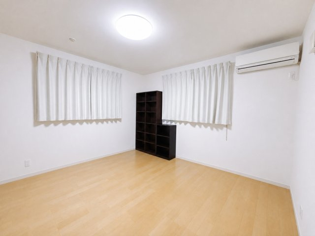 【中古戸建】前橋市堤町の寝室|■主寝室｜広い寝室ならインテリアも自由自在にお楽しみいただけます♪お外から帰ってきた後は寝室でゆっくり自分の時間をお過ごしください。