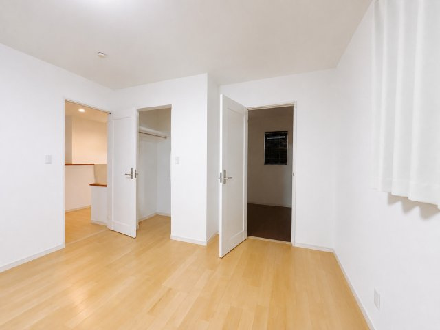 【中古戸建】前橋市堤町の洋室|■2階洋室｜ナチュラルカラーの床です。模様替えなどとても楽しく工夫できます♪陽当たり、風通しもとても良いので毎日快適な生活スタートです！子供部屋にも良いですね♪