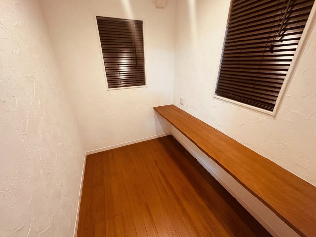 【中古戸建】前橋市堤町の洋室|■洋室｜2階洋室には大きな窓をご用意しています。日中はあたたかな日差し差し込み自分時間も充実できますね＾＾