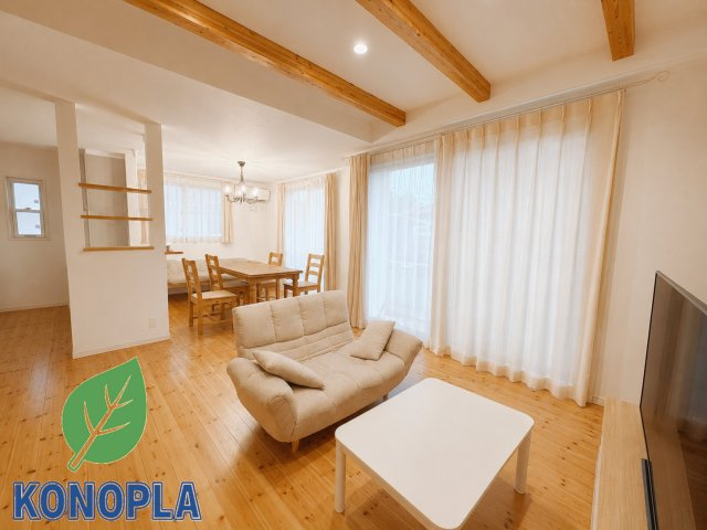 【中古戸建】前橋市堤町の居間・リビング|■リビング｜木製で懐かしさのある家具やアンティーク調の小物に囲まれてレコードを流したり小説を読んだり…そんな心ときめく暮らしをしませんか？