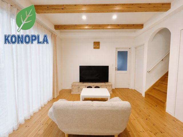 【中古戸建】前橋市堤町の居間・リビング|■リビング｜家族でゆったりくつろげる、居心地の良いリビング♪賃貸と違って、テレビや音楽の音を気にしなくて良いことが嬉しいですね(*＾＾*)