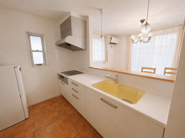 【中古戸建】前橋市堤町のキッチン|■キッチン｜作業がはかどる広々カウンタースペース。会話がはずむ「オープンキッチン」なので家族とのコミュニケーションも活発になります。