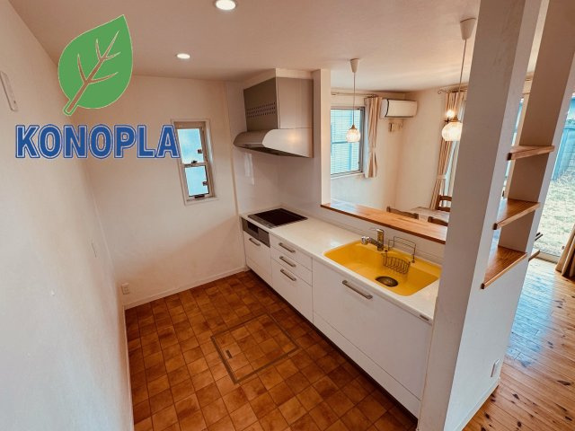 【中古戸建】前橋市堤町のキッチン|■キッチン｜作業がはかどる広々カウンタースペース。会話がはずむ「オープンキッチン」なので家族とのコミュニケーションも活発になります。