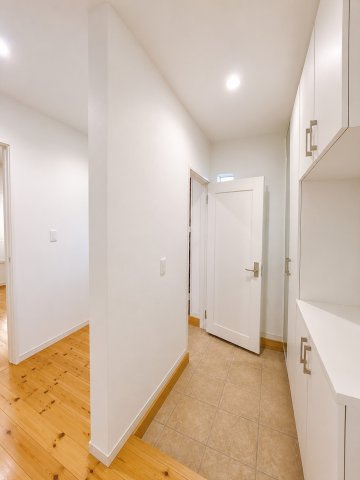 【中古戸建】前橋市堤町の玄関|■玄関｜毎日の「いってらっしゃい」や「お帰りなさい」を大切なご家族と過ごす玄関は〈使いやすさ〉を追求しております。玄関横の物入は急な来客時でもさっとお片付けできるスペースを確保しています。