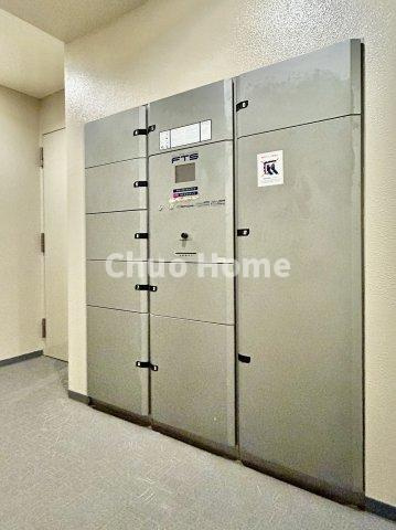 レーベンリヴァーレクロス東京の設備|【宅配ボックス】在宅時・不在時に関わらず、居住者の代わりに非対面で宅配物を受け取ってくれる便利な設備です。わかりやすくご説明致しますので見学時にはお部屋だけではなく共用部分もぜひチェックしてください。