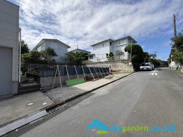 逗子市久木８丁目　新築戸建　全１棟の前面道路含む現地写真|令和8年9月14日撮影（工事中）
