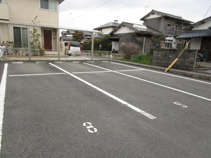 カーサ マローン A棟の駐車場|駐車スペースもあります☆