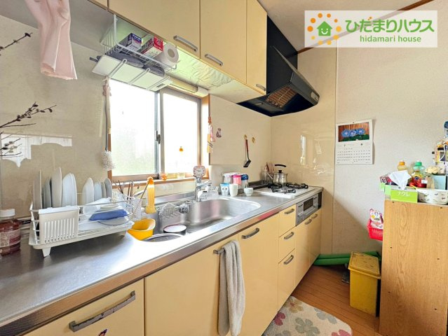 日立市下深荻町　中古戸建のキッチン|リビング大きな窓からは、暖かな日の光が降り注ぎます・・・