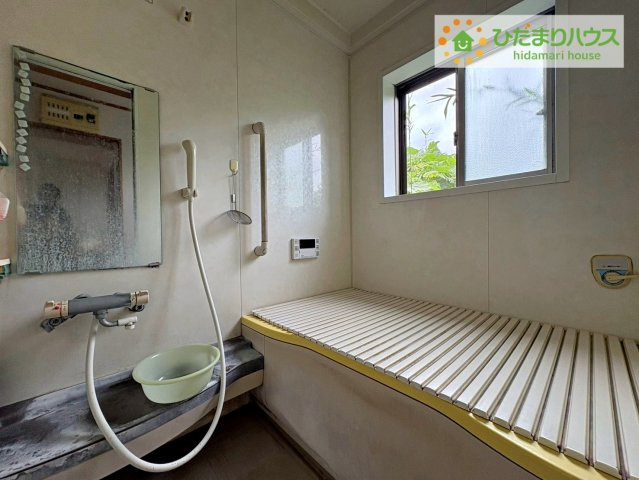 日立市下深荻町　中古戸建の浴室|窓がついているので換気に最適ですね!