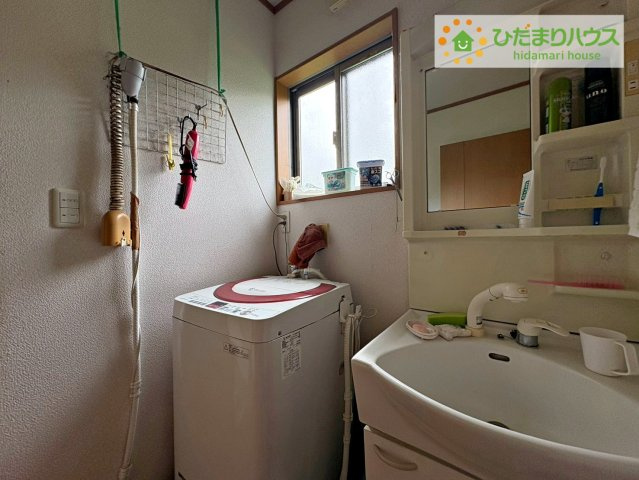 日立市下深荻町　中古戸建の独立洗面台|小窓がついている為、採光がとれて明るいです(^^)/