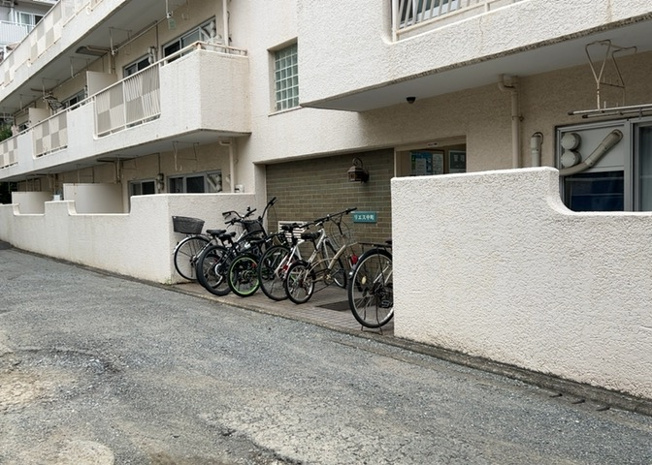 【駐輪場】 | リエス中町 | マンションの駐輪場は、事前に空きがあるか確認を取ると安心です。せっかく入居したのに駐輪スペースがない！なんてことになったら大変ですよね。そこで、内見時や購入前にはまず事前に確認しておくと良いでしょう。