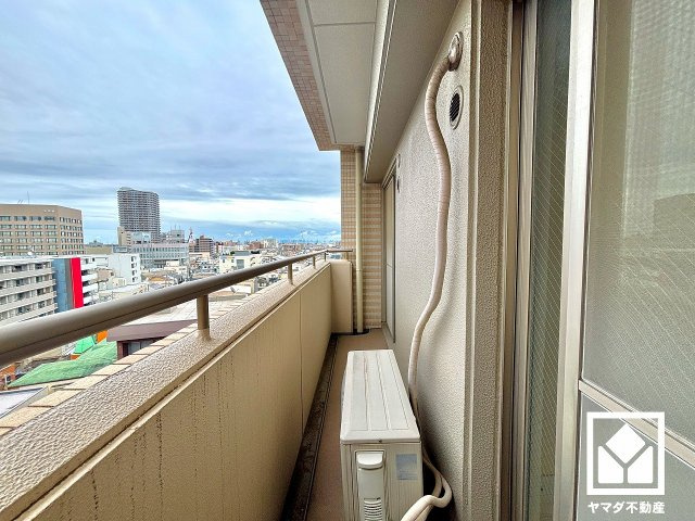 ワコーレ西宮フェリッツァのバルコニー|北側バルコニーです。東向き・北向きの2面バルコニーで陽当たり・風通し良好。たっぷりの洗濯物も気持ちよく乾きます。