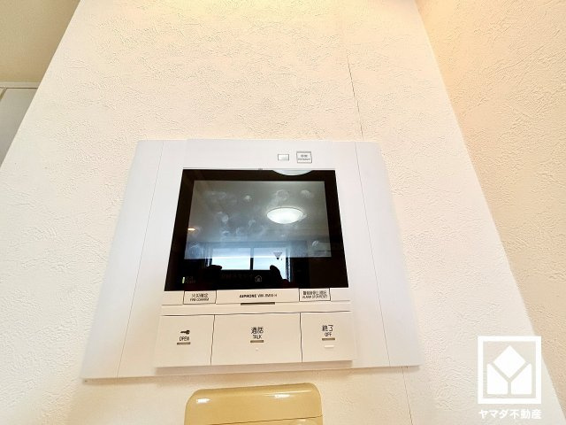 ワコーレ西宮フェリッツァの防犯設備|突然の来訪時にも防犯面で心強いモニター付きインターホンを設置。お留守番中のお子様も、室内からスムーズに相手の確認ができます。