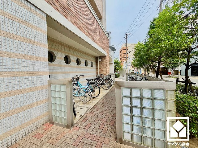 ワコーレ西宮フェリッツァの駐輪場|敷地内に駐輪場を設置（月額200円）。サイクルラック付き・平置きのスペースを備えており、さまざまなタイプの自転車を置きやすい仕様です。