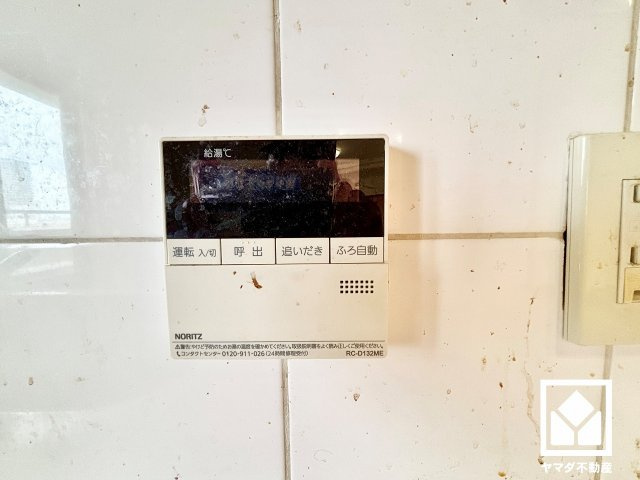 ワコーレ西宮フェリッツァの設備|キッチン側の給湯リモコンです。ボタン1つで自動でお湯張りができるオートバス機能付き。追い炊き機能もございますので、いつでも温かいお風呂に入ることができます。