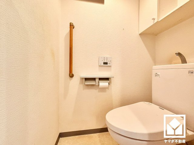 ワコーレ西宮フェリッツァのトイレ|明るく清潔感溢れるトイレです。温水洗浄便座付きで、季節を問わずいつでも温かい便座をお使いいただけます。トイレットペーパーのストックや消耗品置き場などとしてお使いいただける吊戸棚も備えています。