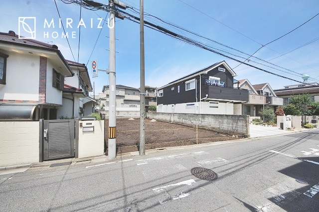 【前面道路含む現地写真】 | どういった間取りにしよう。どの部屋をどう使おう、インテリアはどうしよう、想像するだけでわくわくしちゃいますね。マイホーム計画が楽しみですね☆