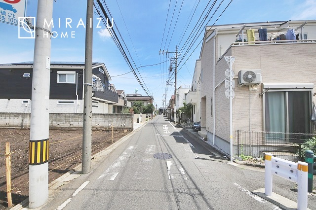 【前面道路含む現地写真】 | お車の運転に自信のない方でも安心かなと思います。とても解放感があり、日当たりも気持ちよさそうです。